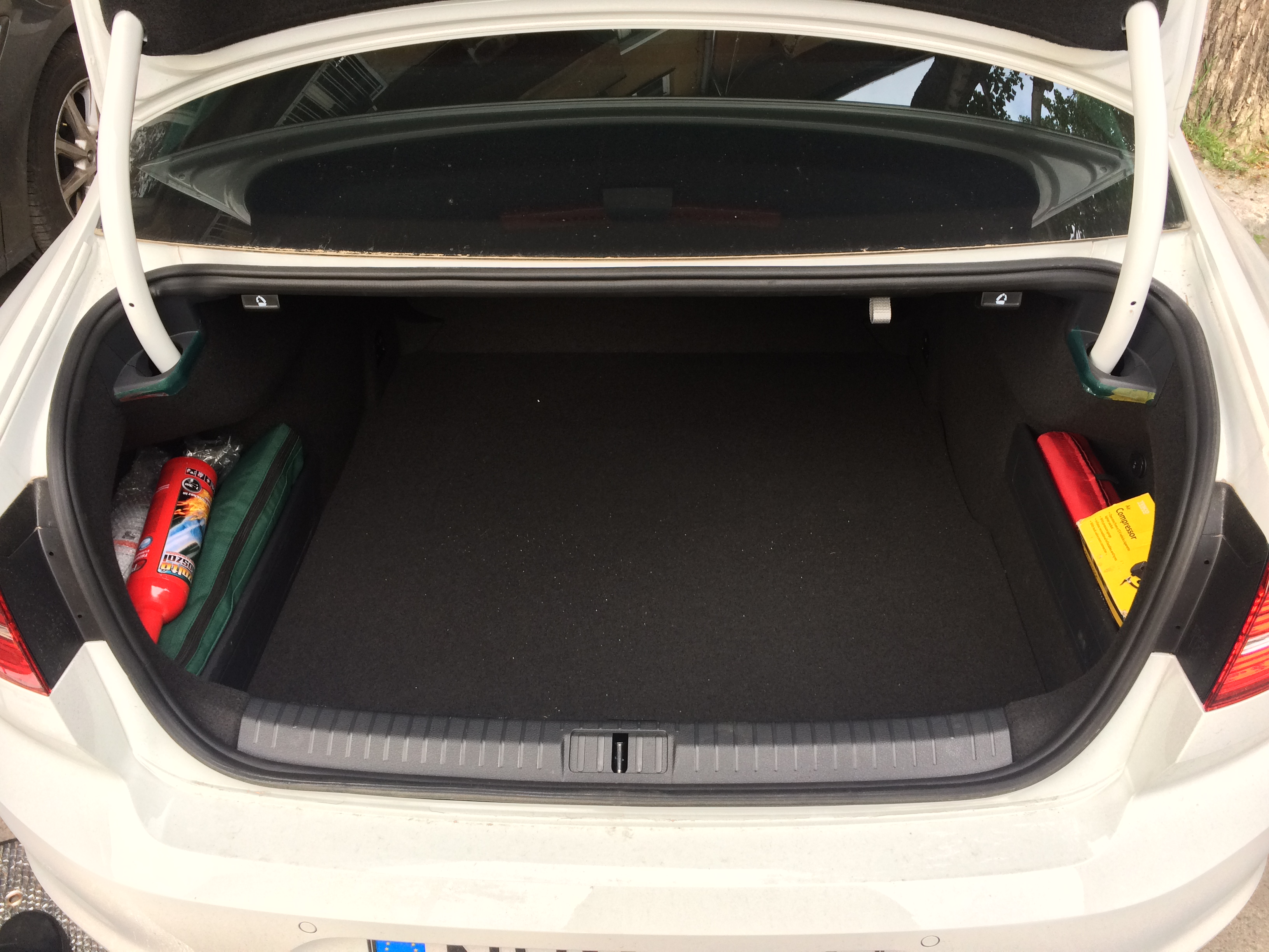 Volkswagen PASSAT gumi csomagtértálca méretpontos 4 ajtós 2014.08-
